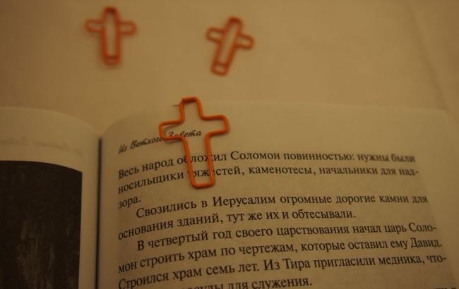 У Санкт-Петербурзі можна купити "духовні скріпи"