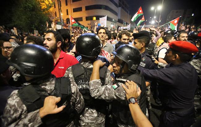 В ходе протестов в Иордании полиция применила слезоточивый газ