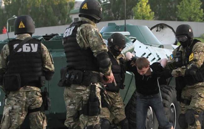 Милиция передала СБУ гражданина Великобритании, фотографировавшего аэропорт Ужгорода