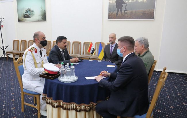 Министр обороны Ирака впервые приехал в Украину