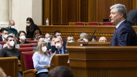 Порошенко: через год после выборов президента нужно спасать Украину от дефолта