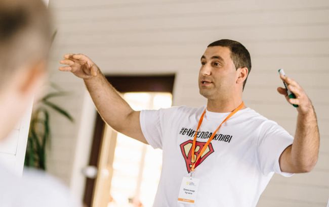 Учитель історії з Кіровоградської області безплатно займається репетиторством