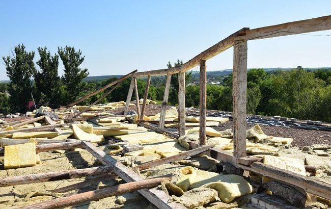 Только отремонтировали: в Луганской области непогода развалила гимназию