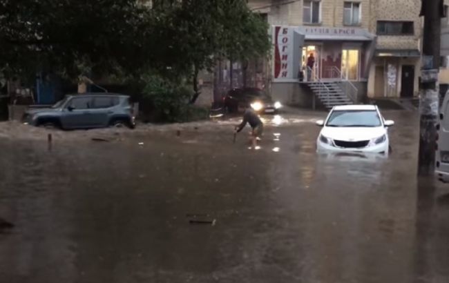 Злива в Дніпрі затопив місто: фото і відео страшного потопу
