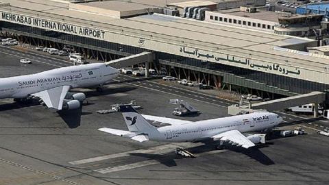 Появилось фото загоревшегося самолета в аэропорту Тегерана