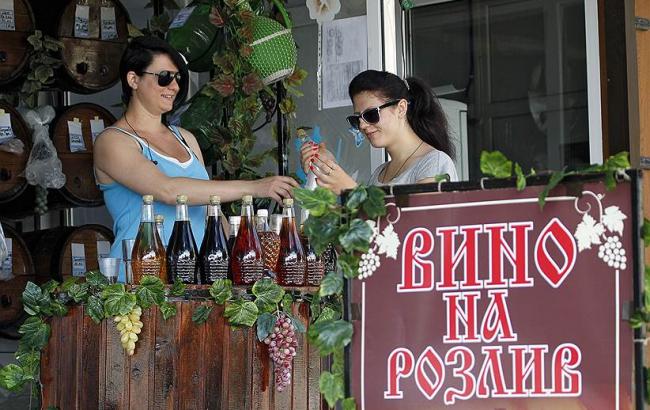 В Крыму введен запрет на продажу вина на розлив
