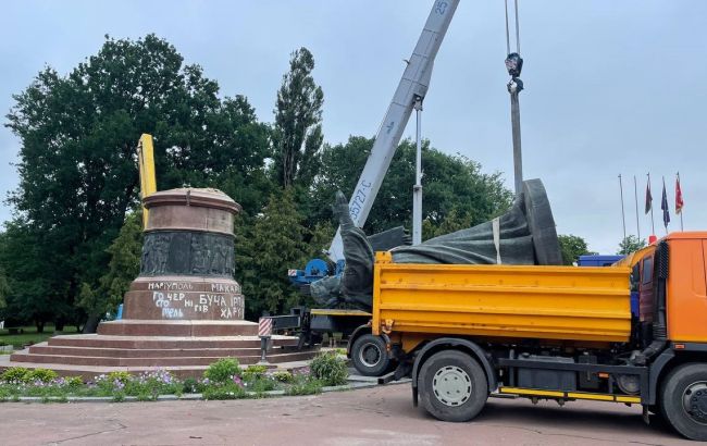 У Переяславі демонтували пам'ятник одному з головних міфів російської пропаганди