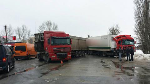 На трасі Київ-Харків зіштовхнулися 4 вантажівки