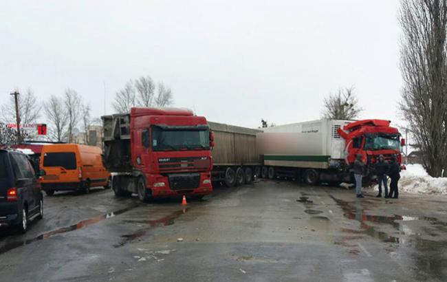 На трасі Київ-Харків зіштовхнулися 4 вантажівки