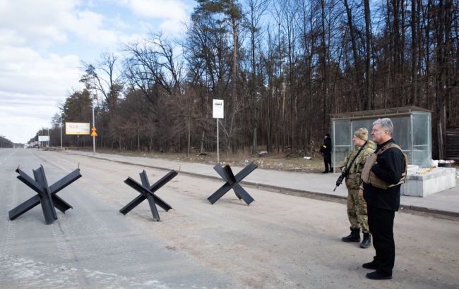 Порошенко проверил блок-пост возле Коцюбинского под Киевом