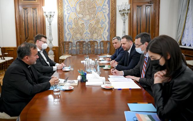 Єрмак зустрівся із головним дослідником "Голокосту від куль"