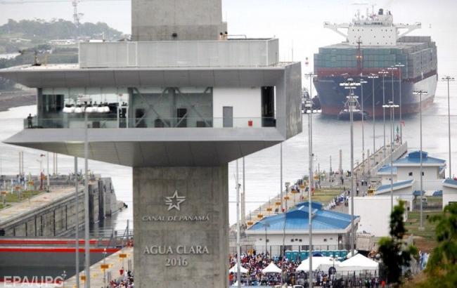 По новому розширеному Панамському каналу пройшло перше судно