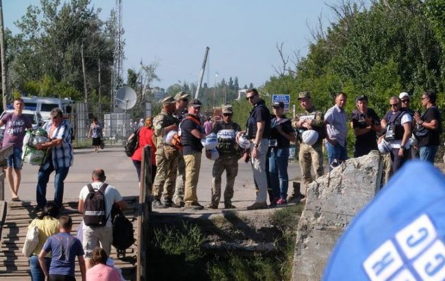 Боевики снова сорвали ремонт моста в Станице Луганской
