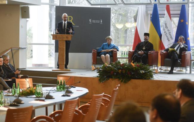 Яценюк в Варшаве призвал к согласованным действиям