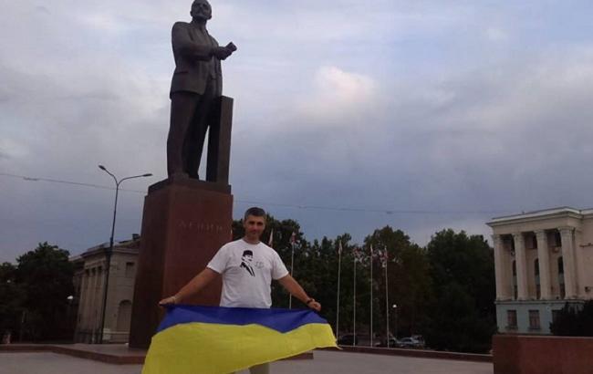 "Суд" Симферополя оштрафовал активиста за фото с украинским флагом