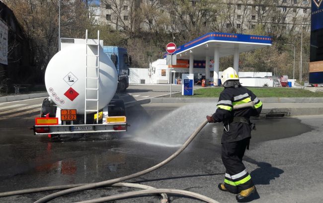 В Харькове посреди улицы разлились 7 тонн бензина