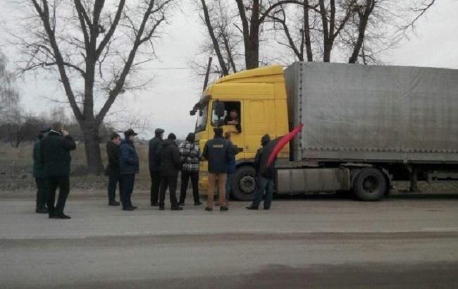 "Свобода": 30 "титушек" пытаются прорвать блокаду фур РФ возле пгт Копти