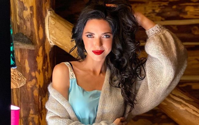 Досить дражнити: Віка з НеАнгелів апетитно ласує черешнею прямо з дерева