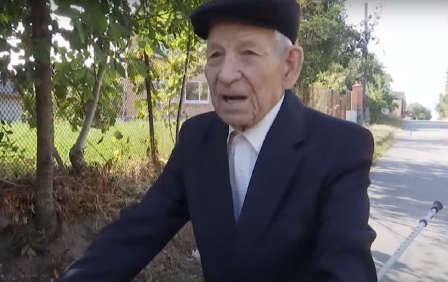 Ездит на мопеде и делает селфи: под Винницей 100-летний дедушка поражает активной жизнью