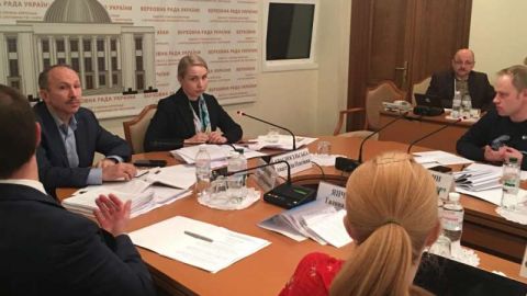 Раде рекомендуют принять закон о совместительстве помощников нардепов