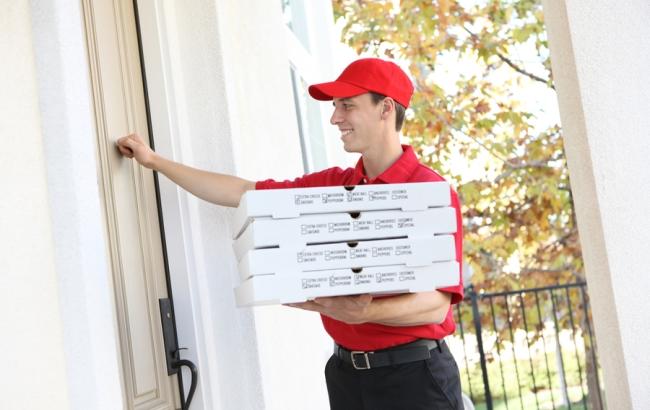 В Киеве ограбили курьера пиццерии: забрали пиццу и золотую цепочку