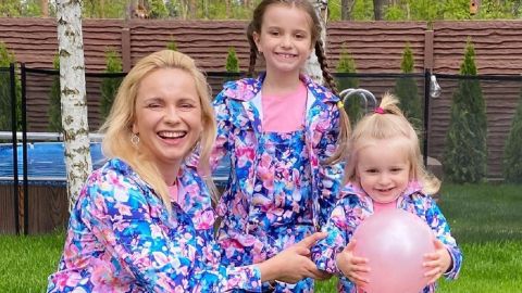 Девчухи-хохотухи: Лилия Ребрик повеселила сеть "постельным" фото с дочками