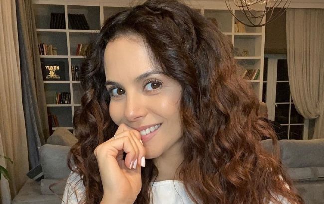 Ценить каждый момент: солнечная Настя Каменских зарядила позитивом на летнем фото