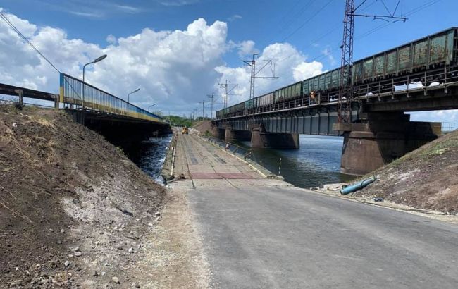 Обвал моста в Днепропетровской области: понтонную переправу открыли для движения