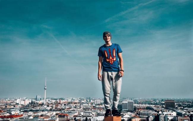 Украинский руфер забрался на берлинскую крышу в футболке с трезубцем