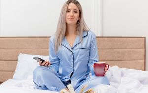 Бактерії накопичуються непомітно: як часто потрібно прати піжаму