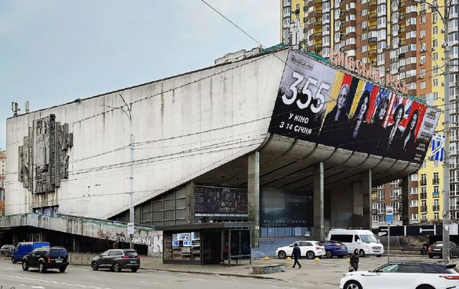 Знаменитий київський кінотеатр розвалюється на очах: облицювання трощить авто під будівлею (відео)