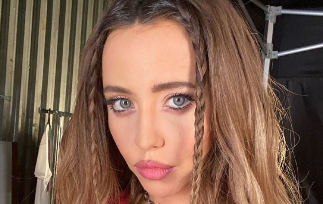 Надя Дорофеева в красном бикини повеселилась с надувным единорогом