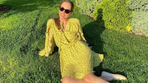 Які ніжки! Катя Осадча в міні-шортах насолодилася прогулянкою на яхті