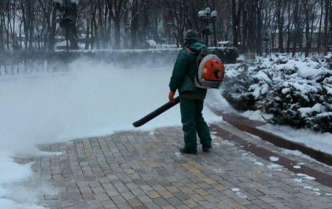 В Киеве снег убирают воздуходувами