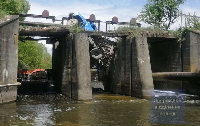 Під Тернополем обвалився міст разом з автомобілем: вантажівка зависла у повітрі