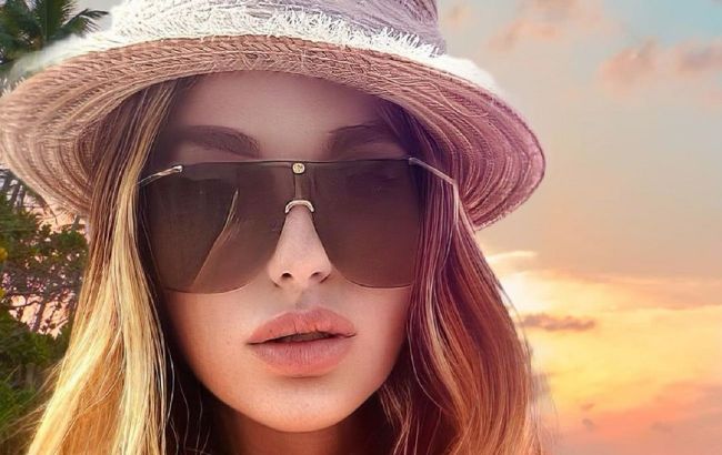 Гумор та краса: Слава Камінська вирушила на пляж у весільній сукні