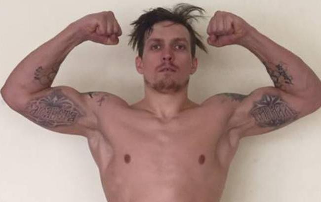 "Набираю форму": Усик повеселил фанов снимками "до" и "после"