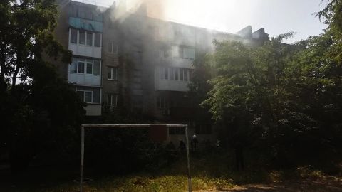 У Херсоні загорілася п'ятиповерхівка, вогонь охопив 500 кв. м даху