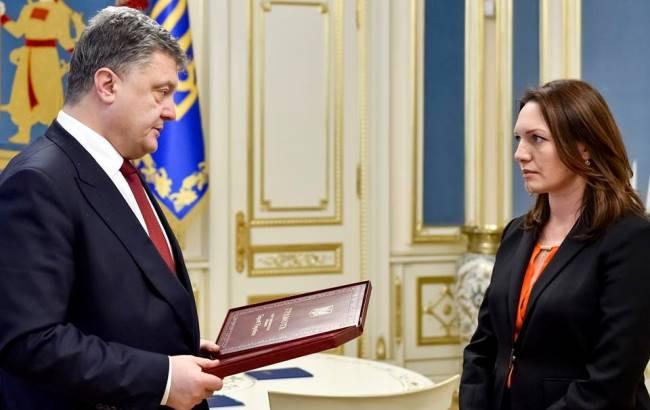 Порошенко передал жене Гонгадзе награду "Героя Украины"