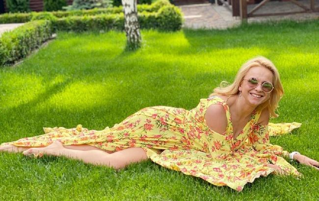 Світяться від щастя: Лілія Ребрик з чоловіком і донькою влаштували яскравий фотосет в соняшниках