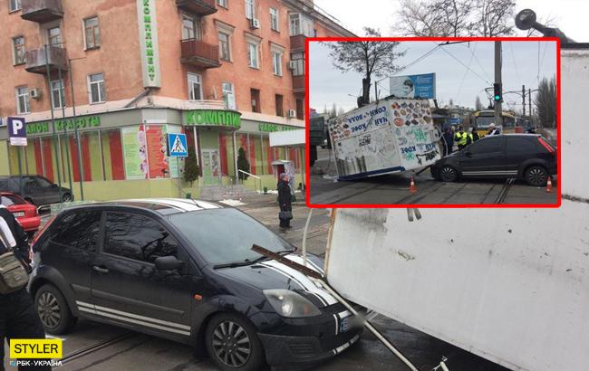У Миколаєві з вантажівки випав кіоск, ледь не вбивши водія легковика