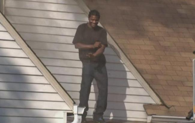 Хлопець підпалив будинок своєї дівчини і влаштував танці на його даху