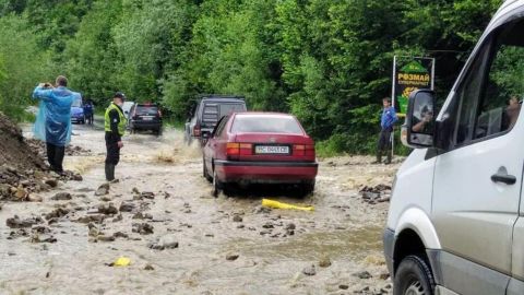 Через негоду в Івано-Франківській області обмежено рух двома трасами