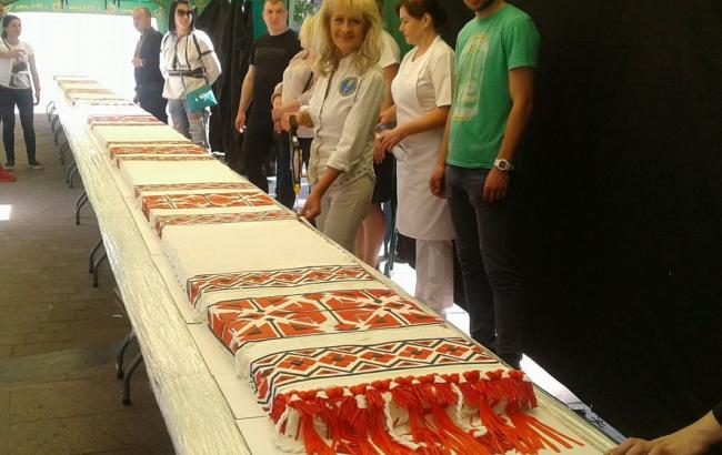 Во Всемирный день вышиванки во Львове спекли торт длиной в 16 метров