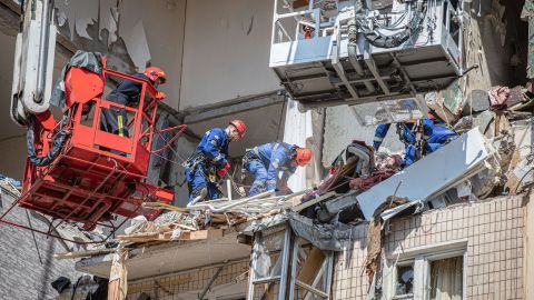 Розбір завалів будинку на Позняках сповільнився через загрозу обвалу