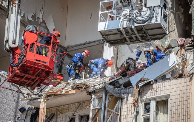 Під завалами зруйнованого будинку в Києві можуть перебувати дві людини
