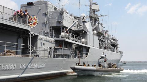 Флагман "Гетман Сагайдачный" во время стрельб в Черном море обнаружил российские корабли
