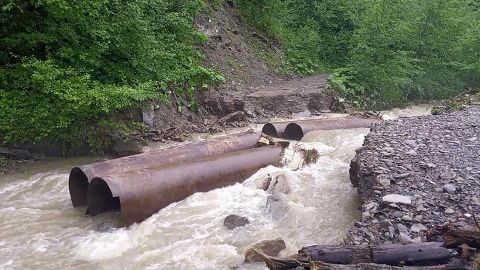 В Івано-Франківській області негода зруйнувала дороги і мости, продукти возять гелікоптерами