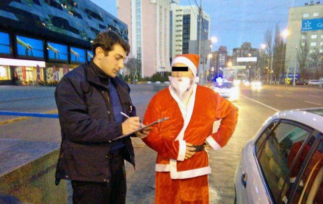 Полиция Киева задержала Санта-Клауса за нарушение ПДД