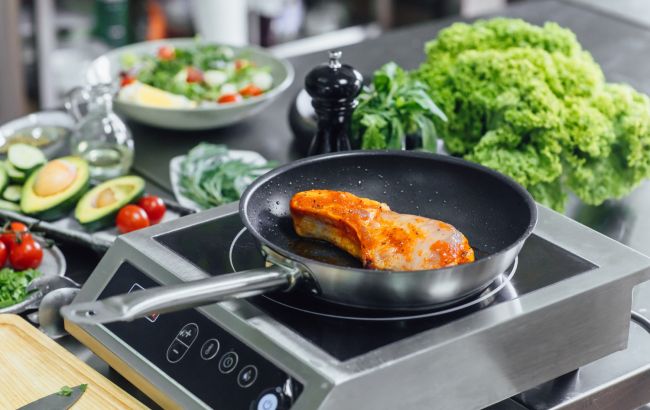 Кухня буде чистою: 6 способів уникнути розбризкування жиру під час смаження